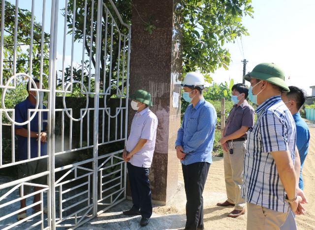 Bác sỹ Nguyễn Tuấn, Quyền Giám đốc Sở Y tế cùng đoàn giám sát các gia đình có người đi từ BV K TƯ về tại xã Nam Phúc Thăng..