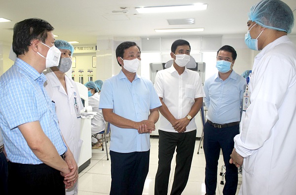 Phú Thọ: Chủ tịch UBND tỉnh Bùi Văn Quang thăm, động viên cán bộ Trung tâm Kiểm soát bệnh tật và Bệnh viện Đa khoa tỉnh