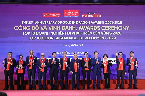 (Từ bên phải thứ 5) Ông Trần Quốc Toản - Lãnh đạo Ciputra Hanoi lên nhận Cúp và Chứng nhận TOP 10 FDI Phát triển bền vững - Giải thưởng Rồng Vàng 2021