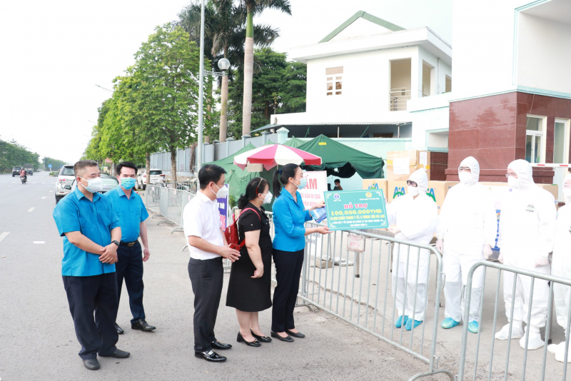 Đồng chí Phạm Thanh Bình, Chủ tịch Công đoàn Y tế Việt Nam trao hỗ trợ cho bệnh viện K Tân Triều