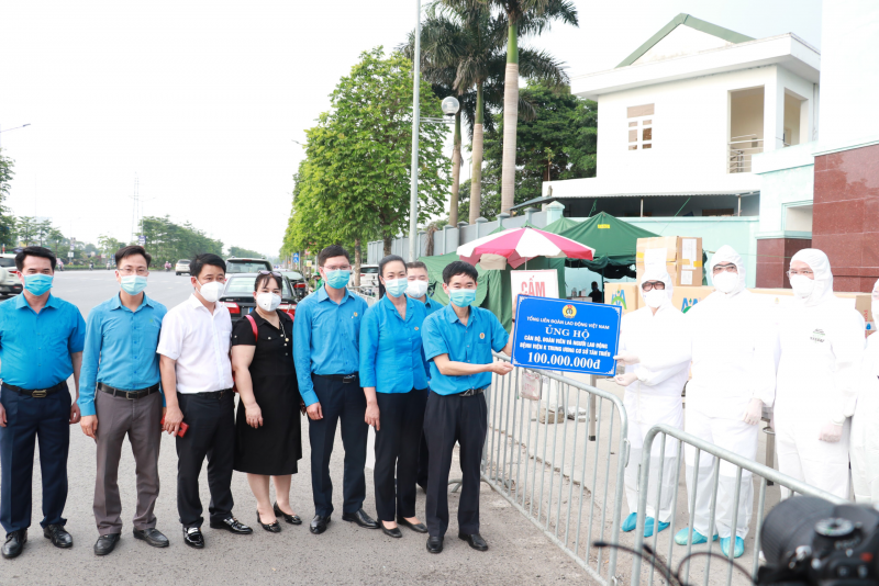 Đồng chí Trần Văn Thuật, Phó Chủ tịch Tổng Liên đoàn Lao động Việt Nam trao hỗ trợ cho bệnh viện K Tân Triều