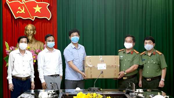 Lãnh đạo Báo Phú Thọ và đại diện công ty trao tặng 30.000 khẩu trang y tế cho Công an tỉnh