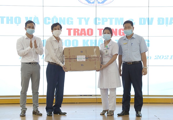 Đại diện lãnh đạo Báo Phú Thọ và đại diện công ty trao tặng cho Bệnh viện Đa khoa tỉnh 10.500 khẩu trang y tế