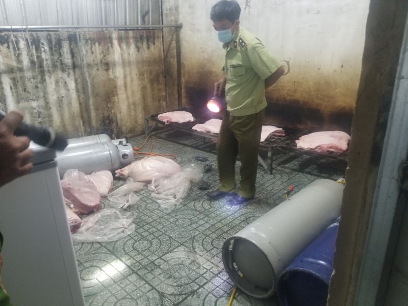 Lực lượng chức năng tỉnh Bình Phước tiến hành kiểm tra đột xuất phát hiện 300kg thịt lợn không có giấy chứng nhận kiểm dịch động vật
