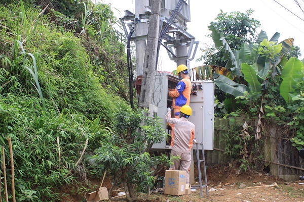 Lắp đặt công tơ hoàn thiện hệ thống đo đếm của trạm biến áp chống quá tải tại phường Huyền Tụng (thành phố Bắc Kạn)