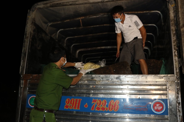 Lực lượng công an tỉnh bắt giữ hơn 3,2 tấn sản phẩm động vật đang trong quá trình phân hủy.