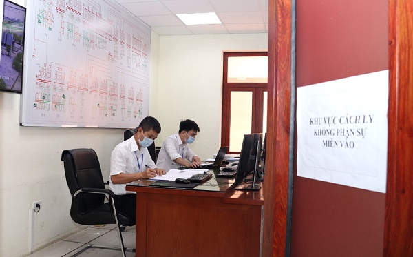 Các kỹ sư trực vận hành tại Trung tâm Điều khiển xa PC Bắc Giang được cách ly tại nơi làm việc để đảm bảo thực hiện tốt nhiệm vụ