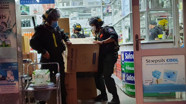 Công an tạm giữ các thùng cactông chứa thuốc, dụng cụ y tế sau khi kiểm tra tại nhà thuốc Mẫn Sơn Minh