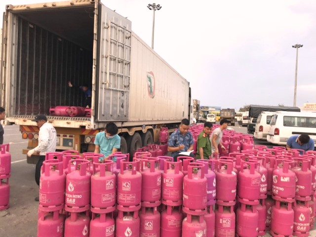 Quảng Ngãi: Phát hiện vụ vận chuyển gần 1.000 vỏ bình gas không rõ nguồn gốc
