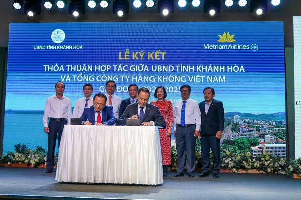 Bà L&ecirc; Thị H&ocirc;̀ng Minh (Hàng đứng, thứ 3 từ phải qua)- T&ocirc;̉ng giám đ&ocirc;́c CRTC dự L&ecirc;̃ ký k&ecirc;́t hợp tác Vietnam Airline- UBND tỉnh Khánh Hòa