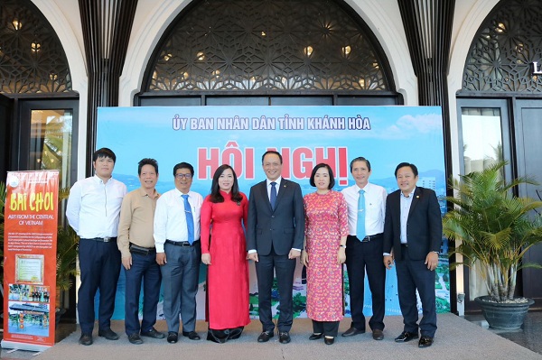 Bà L&ecirc;̣ Thị H&ocirc;̀ng Minh (thứ 3 từ phải qua) dự H&ocirc;̣i nghị UBND tỉnh Khánh Hòa gặp gỡ doanh nghi&ecirc;̣p du lịch