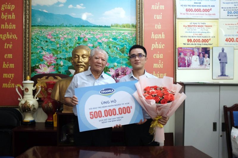 Đại diện Vinamilk ủng hộ 500 triệu đồng cho Hội Bệnh nhân nghèo TP. Hồ Chí Minh.