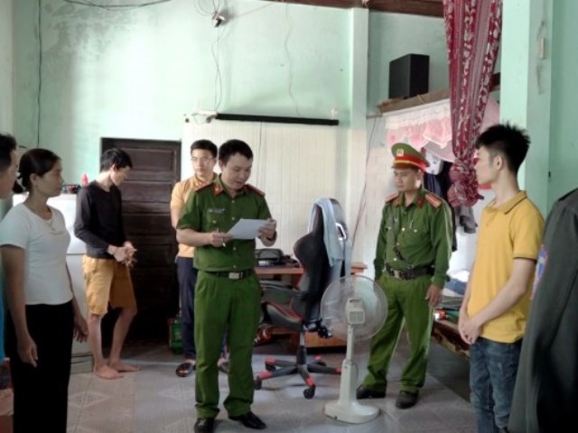 Cơ quan điều tra đọc lệnh bắt giữ đối tượng Võ Hữu Song (áo vàng) tại nơi cư trú