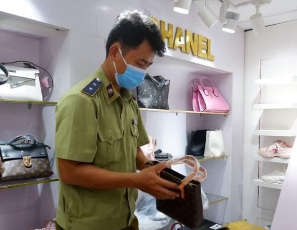 Quảng Nam: Bán nhiều sản phẩm giả mạo nhãn hiệu nổi tiếng, một cá nhân bị xử phạt