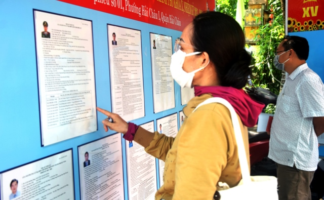 Cử tri phường Hải Châu 1 (quận Hải Châu) nghiên cứu tiểu sử ứng cử viên tại điểm bỏ phiếu số 1.