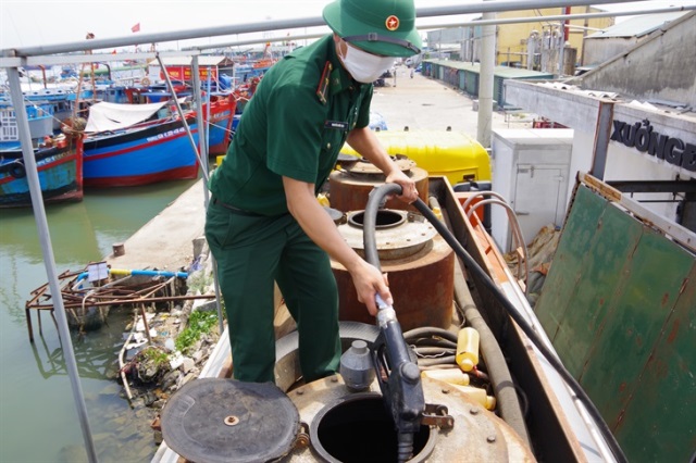 Cán bộ BĐBP tỉnh Quảng Ngãi bơm hút tịch thu 4.229 lít dầu DO không rõ nguồn gốc, xuất xứ của Công ty trách nhiệm hữu hạn một thành viên Minh Quang.