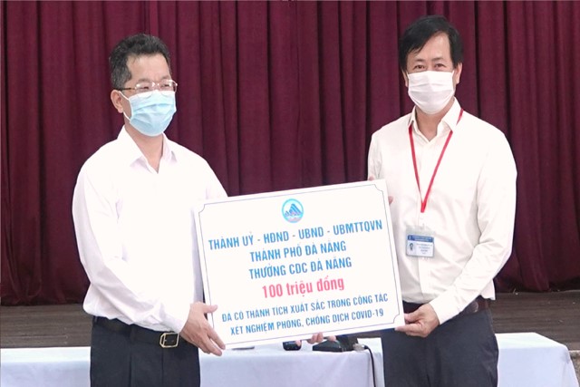 Bí Thư Thành ủy Đà Nẵng khen thưởng 100 triệu đồng cho Trung tâm kiểm soát bệnh tật TP. Đà Nẵng