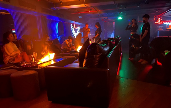 Vô tư uống rượu mạnh, hút shisha bóng cười, lắc lư theo nhạc tại Lockdown Lounge Saigon