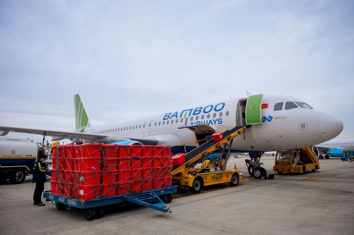 Bamboo Airways vận chuyển 100 tấn hàng hóa miễn cước hỗ trợ các địa phương khắc phục hậu quả lũ lụt