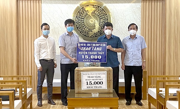 Lãnh đạo Báo Phú Thọ cùng đại diện lãnh đạo Công ty CP thương mại và dịch vụ địa ốc An Bình trao tặng 15.000 khẩu trang y tế cho huyện Thanh Thủy