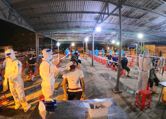 Đà Nẵng: Xuyên đêm lấy mẫu xét nghiệm Covid-19 cho hơn 2.500 tiểu thương cảng cá Thọ Quang