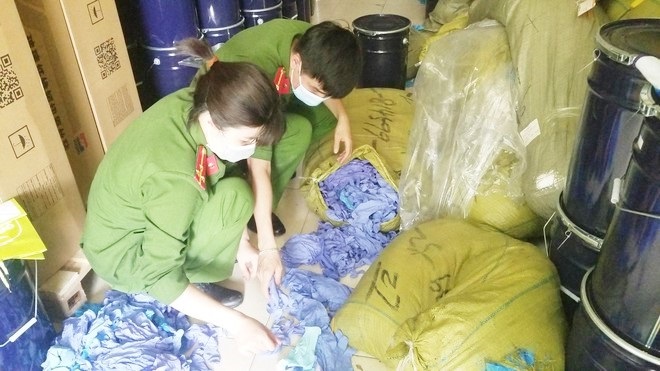 Hà Nội: Thu giữ gần 3 tấn găng tay y tế không rõ nguồn gốc