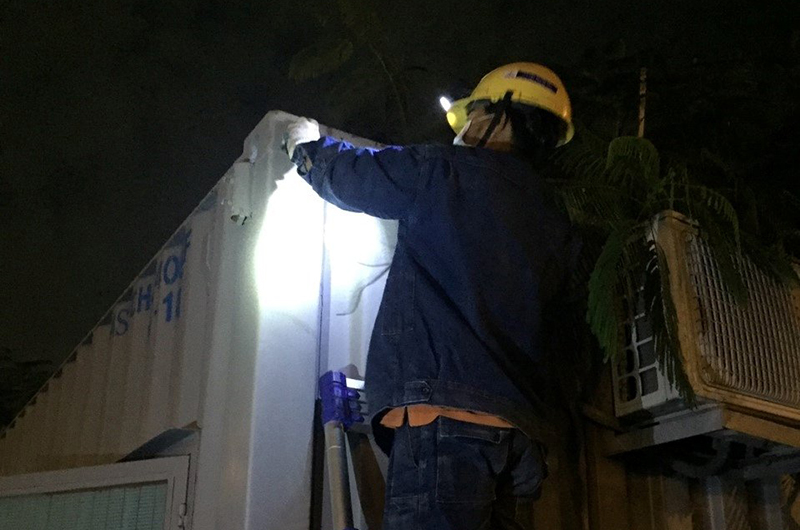 Công nhân Tổng công ty Điện lực TP Hồ Chí Minh kéo điện về các trạm kiểm dịch để phục vụ công tác kiểm soát dịch