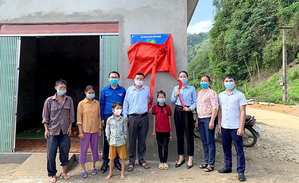 Các đồng chí đại biểu dự Lễ khánh thành Ngôi nhà khăn quàng đỏ Các đồng chí đại biểu dự Lễ khánh thành Ngôi nhà khăn quàng đỏ