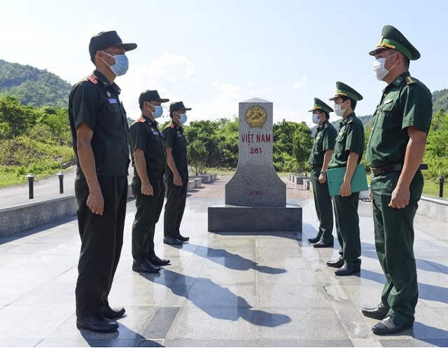Đồn Biên phòng Tam Chung (Mường Lát) đã trao tặng 3.000 khẩu trang y tế, nước sát khuẩn và nhu yếu phẩm thiết yếu cho các lực lượng vũ trang huyện Sốp Bâu (Lào).