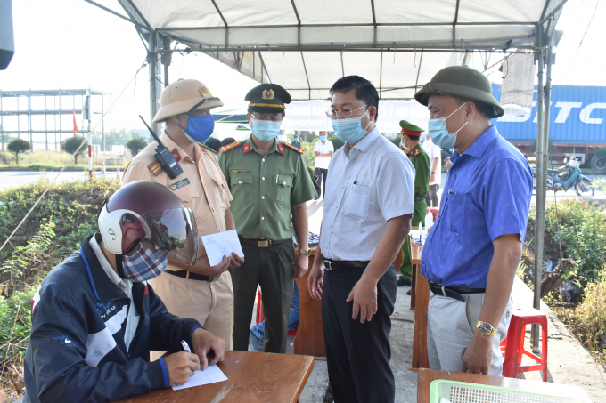 Chủ tịch UBND tỉnh Quảng Nam Lê Trí Thanh động viên các lực lượng chốt chặn kiểm soát dịch Covid-19 tại thị xã Điện Bàn trong ngày 14/5