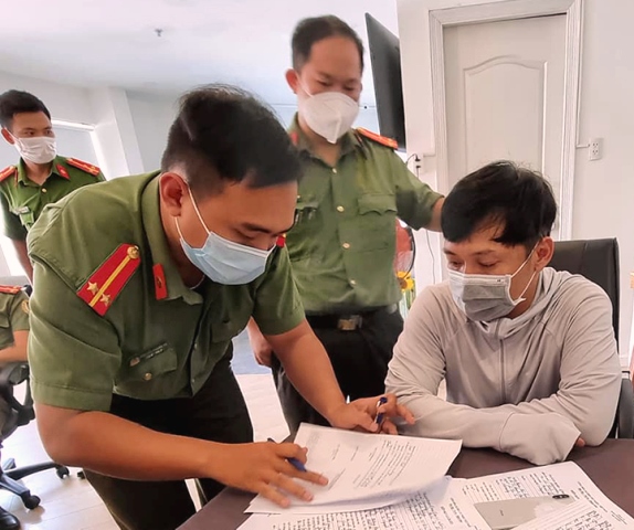 Cơ quan Công an bắt giữ và khám xét nơi làm việc của đối tượng Lê Xuân Thành.