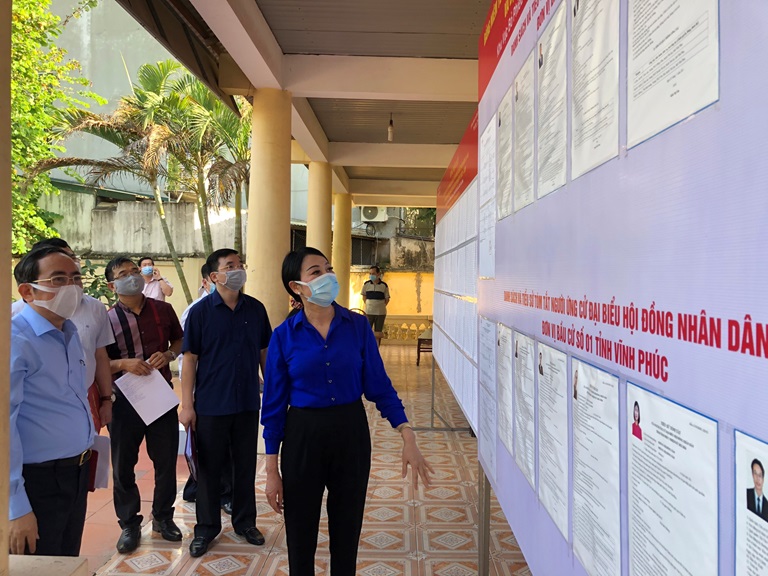 Bí thư Tỉnh ủy Hoàng Thị Thúy Lan kiểm tra danh sách niêm yết cử tri tại 1 tổ bầu cử trên địa bàn phường Tích Sơn