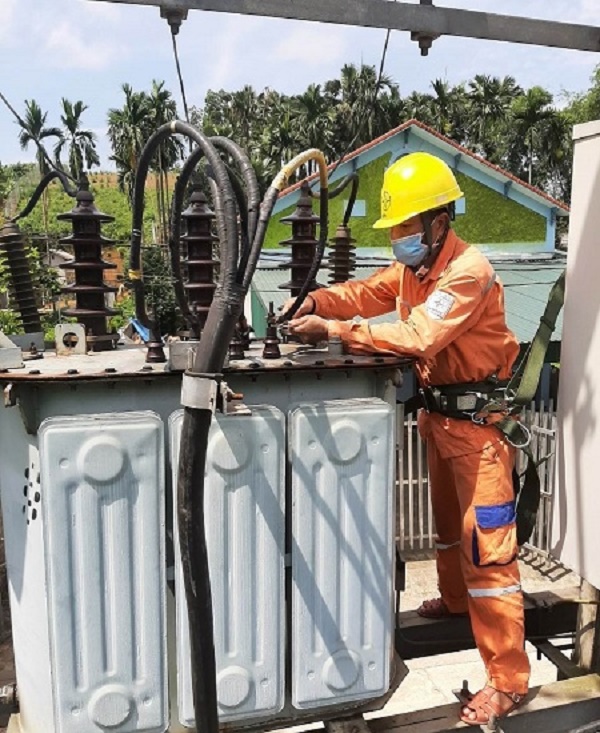 Công nhân Điện lực thành phố Yên Bái kịp thời sửa chữa hư hỏng sau khi kiểm tra trạm biến áp trên địa bàn nhằm đảm bảo điện ổn định