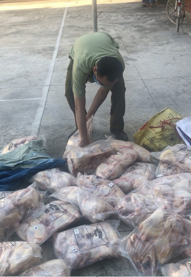 Nghệ An: Tiêu hủy 170 kg thịt gà không rõ nguồn gốc, xuất xứ