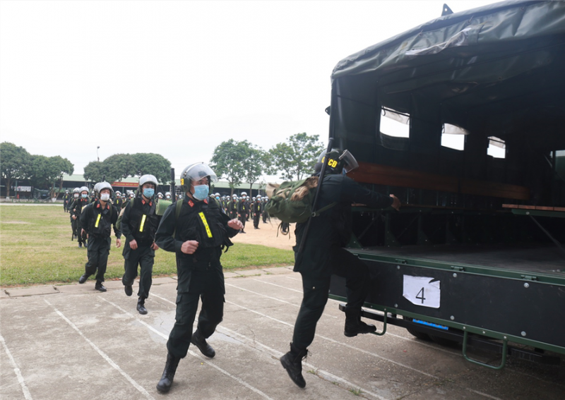 Lực lượng cảnh sát cơ động lên đường tới Bắc Giang (Ảnh: B.C.A)