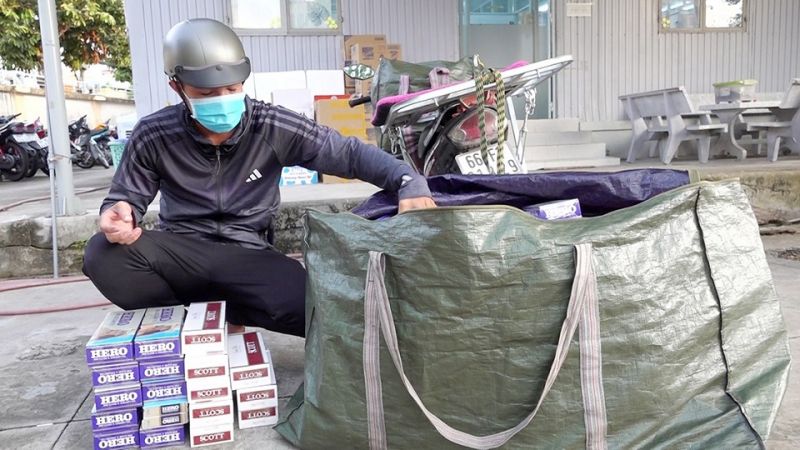 An Giang: Bắt 2 đối tượng sử dụng xe mô tô vận chuyển 1.700 bao thuốc lá lậu