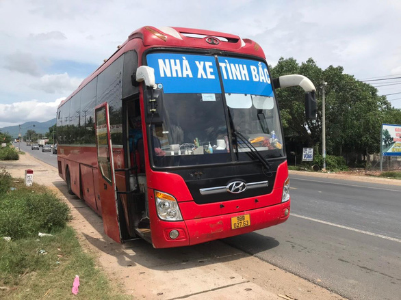 Chiếc xe khách chở 5 người Trung Quốc và 5 người Việt đi từ tỉnh Bắc Giang vào Đồng Nai