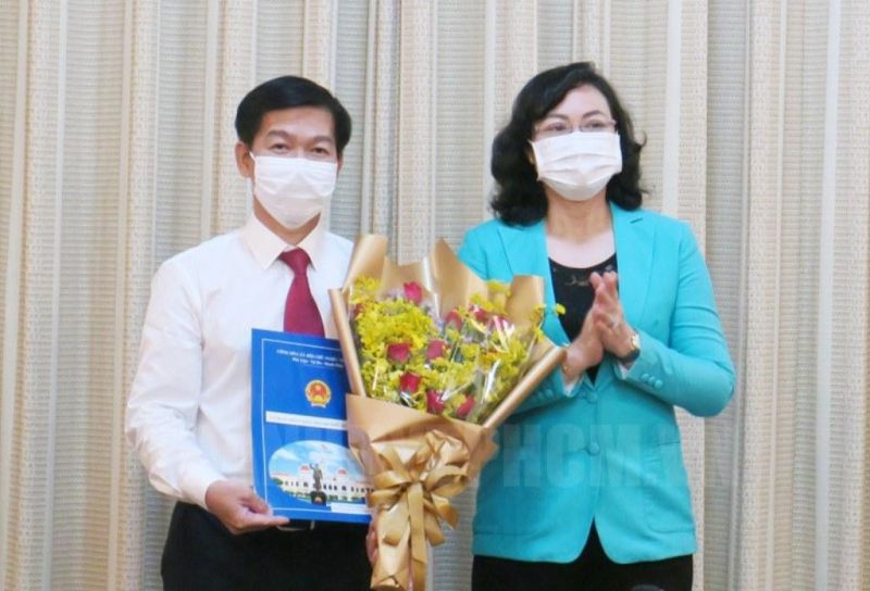 Phó Chủ tịch UBND TPHCM Phan Thị Thắng trao quyết định cho ông Đào Minh Chánh