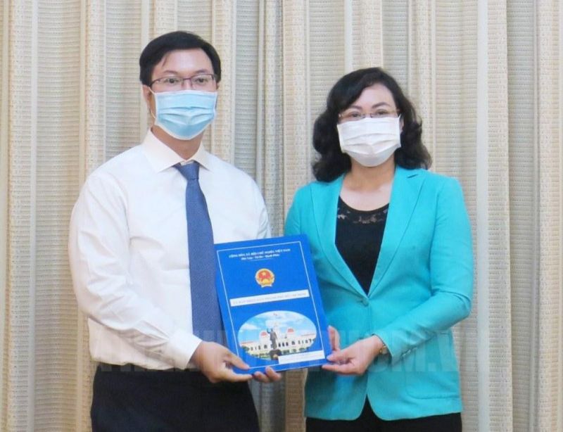 Phó Chủ tịch UBND TPHCM Phan Thị Thắng trao quyết định cho ông Vũ Chí Kiên