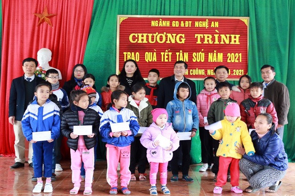 GS.TS Thái Văn Thành dẫn đầu đoàn công tác của Ngành Giáo dục & Đào tạo Nghệ An trao quà Tết cho học sinh nghèo vượt khó tại huyện Con Cuông (Ảnh tư liệu)