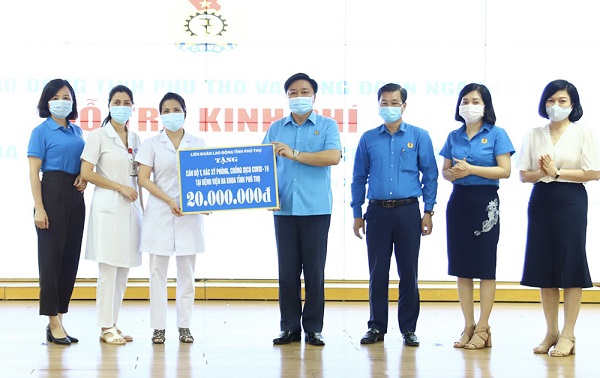 Liên đoàn Lao động tỉnh Phú Thọ: Trao tặng kinh phí hỗ trợ cán bộ y bác sỹ phòng chống dịch Covid-19