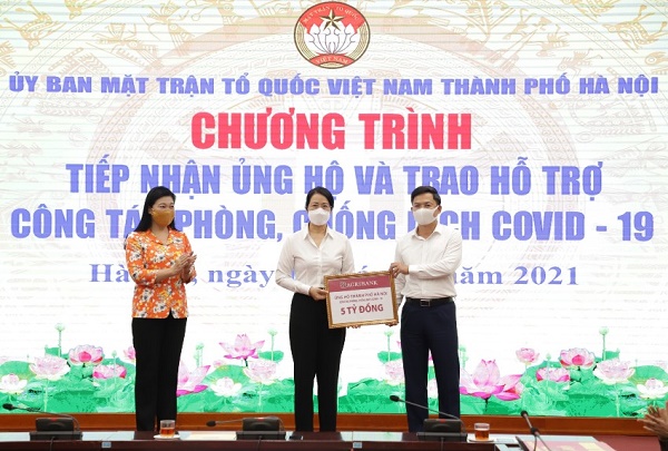 Phó TGĐ Nguyễn Thị Phượng đại diện Agribank trao kinh phí ủng hộ công tác phòng, chống dịch Covid-19