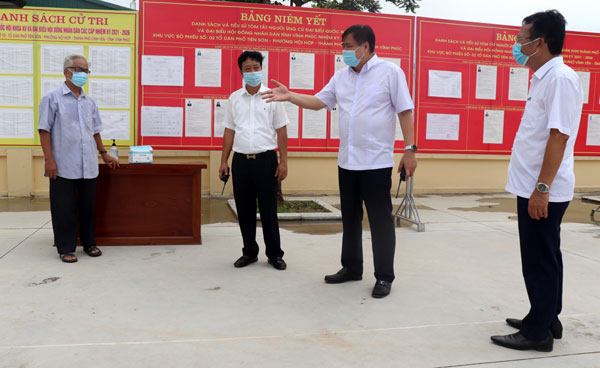 Bí thư Thành ủy Vĩnh Yên Nguyễn Ngọc Bình kiểm tra tại khu vực bỏ phiếu TDP Tiên Sơn, phường Hội Hợp