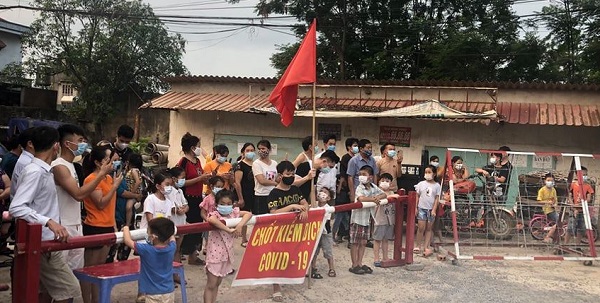 Người dân thôn Báo Văn 1 phấn khởi nghe đọc lệnh dỡ bỏ chốt kiểm soát.