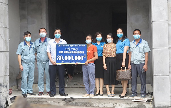 LĐLĐ tỉnh trao 30 triệu đồng Quỹ Mái ấm công đoàn cho chị Dương Thị Ninh - công nhân Công ty TNHH MTV Pangrim Neotex