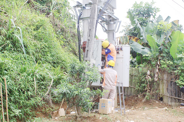 Lắp đặt công tơ hoàn thiện hệ thống đo đếm của trạm biến áp chống quá tải tại phường Huyền Tụng (Thành phố Bắc Kạn)