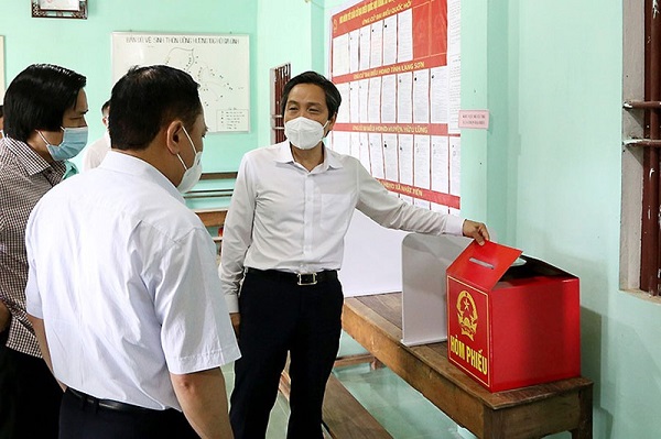 Thứ trưởng Bộ Nội vụ Trần Anh Tuấn kiểm tra công tác chuẩn bị bầu cử tại tỉnh Lạng Sơn