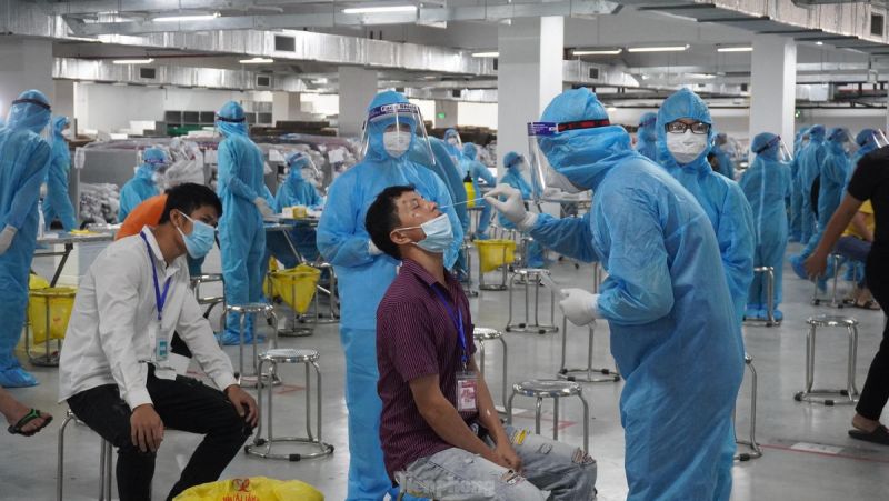 Lực lượng chức năng lấy mẫu xét nghiệm cho công nhân Khu công nghiệp Quang Châu