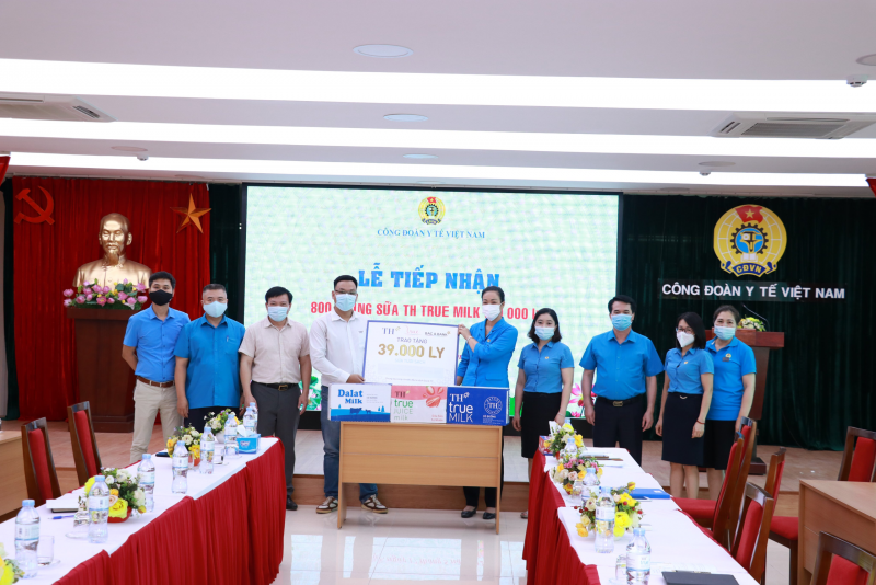 Công đoàn Y tế Việt Nam đại diện cho cán bộ, nhân viên y tế tiếp nhận 39.000 ly sữa từ Tập đoàn TH