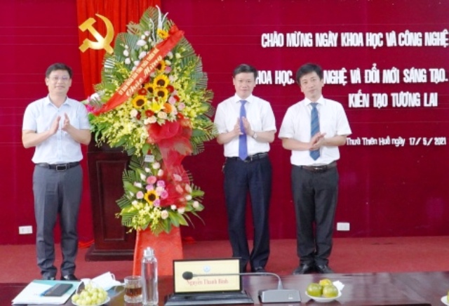 PCT Nguyễn Thanh Bình thăm và tặng hoa tại Sở KH&CN tỉnh Thừa Thiên Huế
